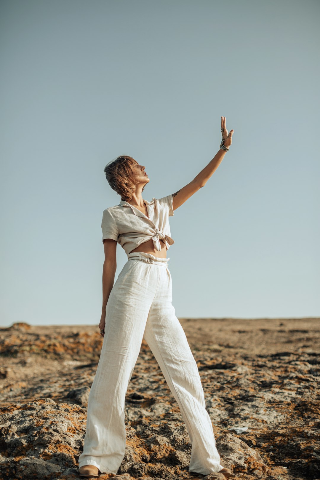 Wide-leg linen capri pants outfit for women